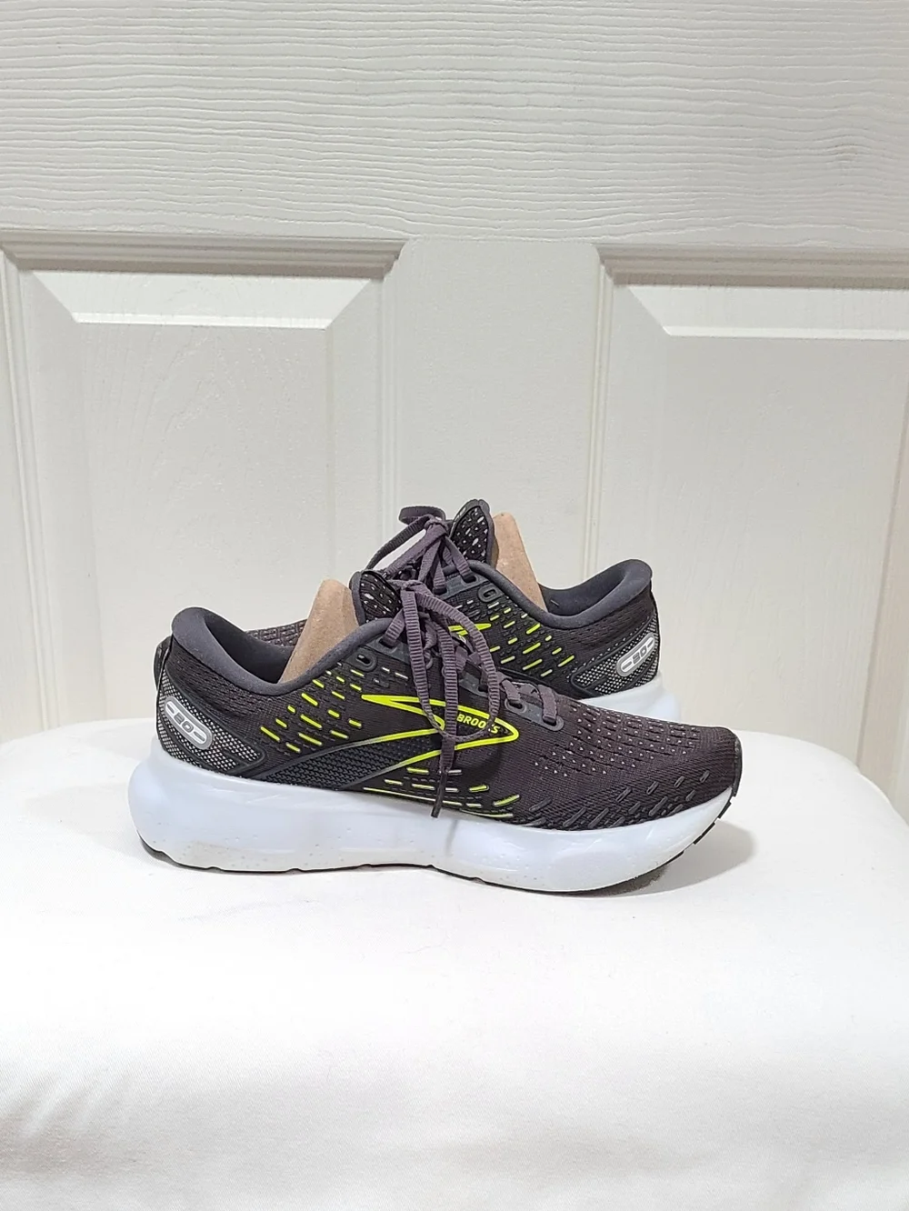 Brooks Glycerin 20 Women's Black Running Shoes with Neon Yellow Accent Size 7